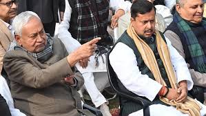 बिहार राज्यसभा चुनाव: नितिन नवीन ने डाला वोट, राजद विधायक रणविजय साहू से मिलाया हाथ