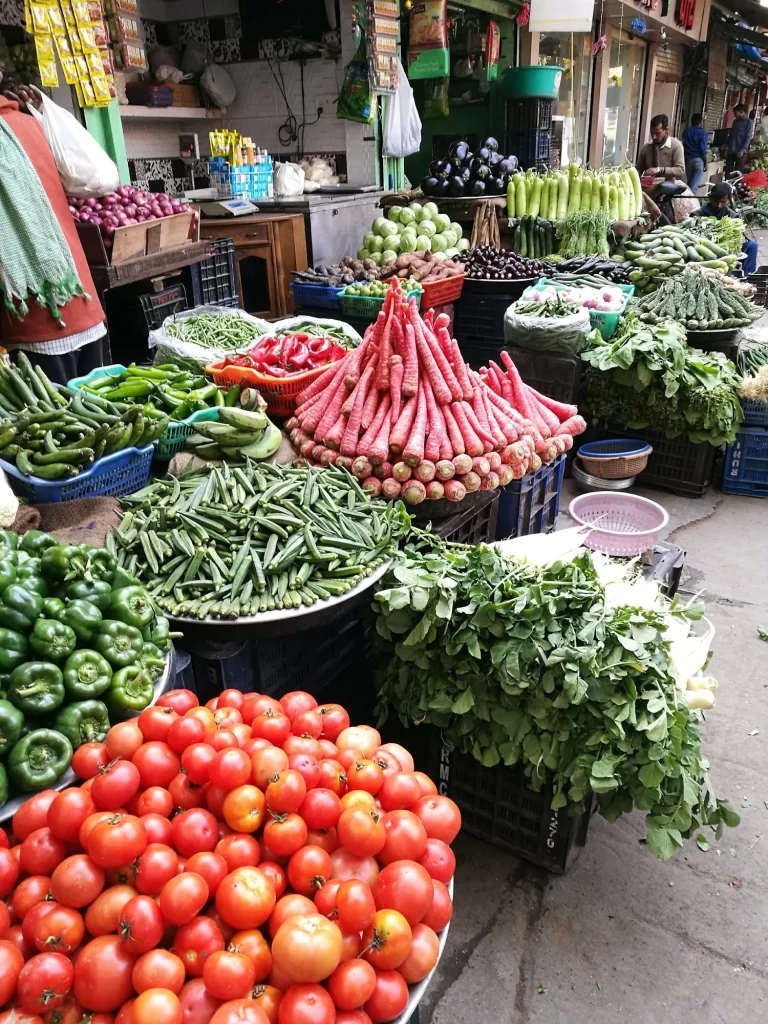 इंदौर में नगर निगम की कार्रवाई पर सवाल: सड़क पर फेंकी गई सब्जियां, गरीब ठेला विक्रेता की रोज़ी पर चोट