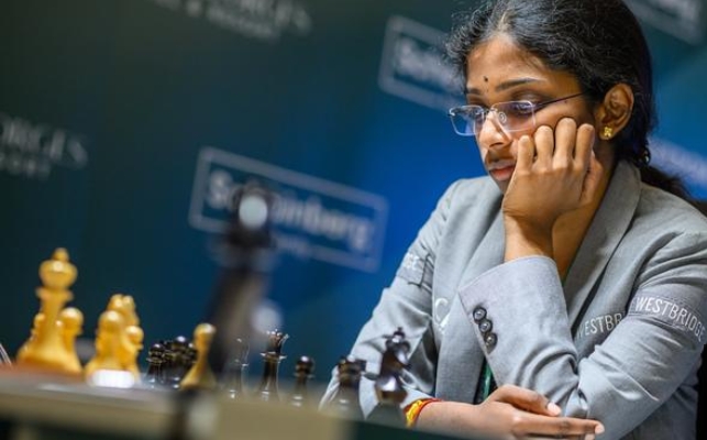 फिडे कैंडिडेट्स 2026: वैशाली की लगातार दूसरी जीत, प्रज्ञानानंद और दिव्या का मुकाबला ड्रॉ