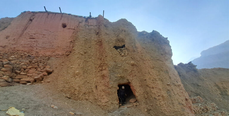 नेपाल के मुस्तांग में लाल पहाड़ी के भीतर 1200 वर्ष पुरानी रहस्यमयी गुफा, अंदर मिला प्राचीन बौद्ध गुम्बा