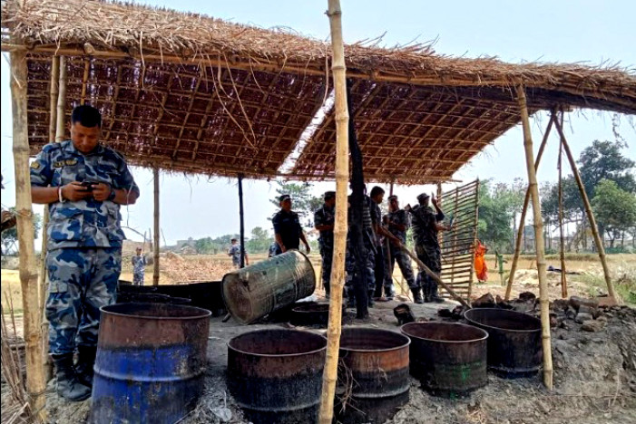 नेपाल-भारत सीमा पर ‘दसगजा’ में अतिक्रमण हटाने की कार्रवाई शुरू, बुलडोज़र से अवैध ढांचे ध्वस्त