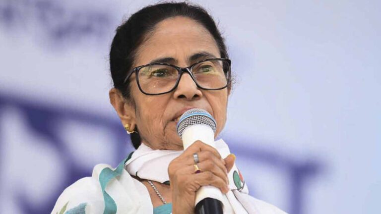 ममता बनर्जी का केंद्र पर हमला, बोलीं— “पाकिस्तान की धमकी पर सरकार क्यों चुप?”