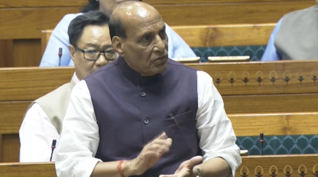 लोकसभा में हंगामा: राजनाथ सिंह बोले- राहुल गांधी देश से माफी मांगें