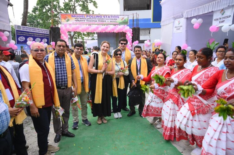 चुनाव 2026: सिलीगुड़ी में अंतरराष्ट्रीय प्रतिनिधिमंडल ने किया मतदान प्रक्रिया का निरीक्षण, व्यवस्थाओं की सराहना