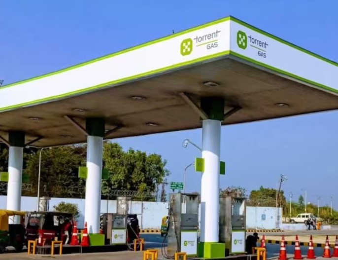 पश्चिम एशिया संकट का असर: CNG कीमतों में बढ़ोतरी, टॉरेंट गैस ने कई राज्यों में बढ़ाए दाम