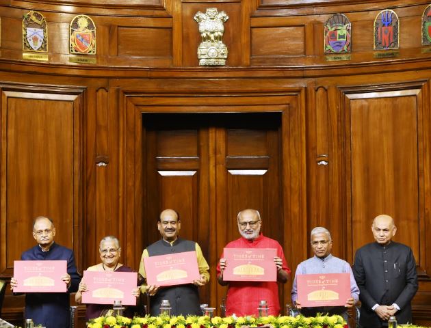 उपराष्ट्रपति ने ‘टाइड्स ऑफ टाइम’ पुस्तक का किया विमोचन, भारत को बताया लोकतंत्र की जननी