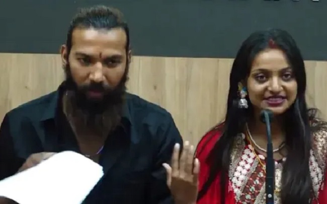 महाकुंभ की वायरल गर्ल मोनालिसा निकली नाबालिग, एनसीएसटी की रिपोर्ट में हुआ खुलासा  – पति फरमान खान के खिलाफ एफआईआर दर्ज