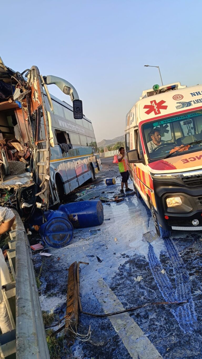 अलवर में Delhi-Mumbai Expressway पर भीषण हादसा, बस-ट्रक टक्कर में 3 की मौत, 30 से ज्यादा घायल