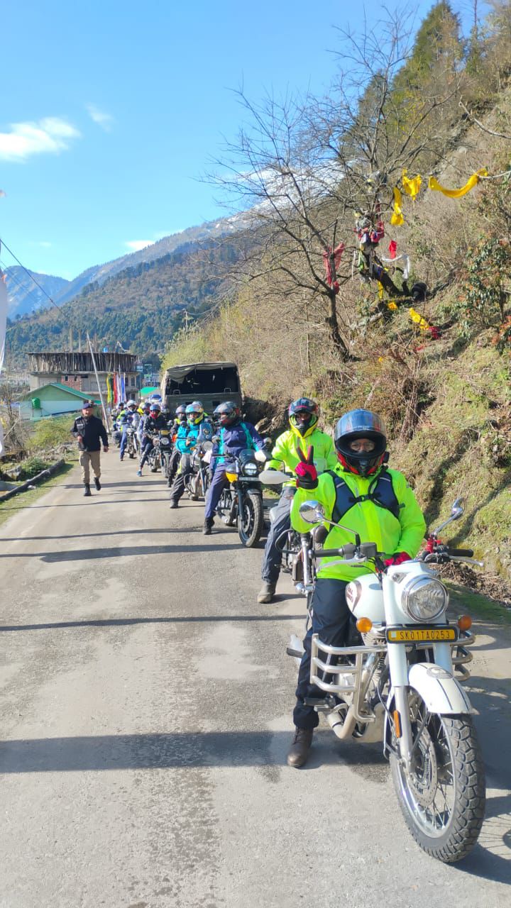 उत्तरी सिक्किम में ‘ऑपरेशन हिम सेतु’: भारतीय सेना ने बर्फबारी के बीच 135 पर्यटकों को सुरक्षित निकाला