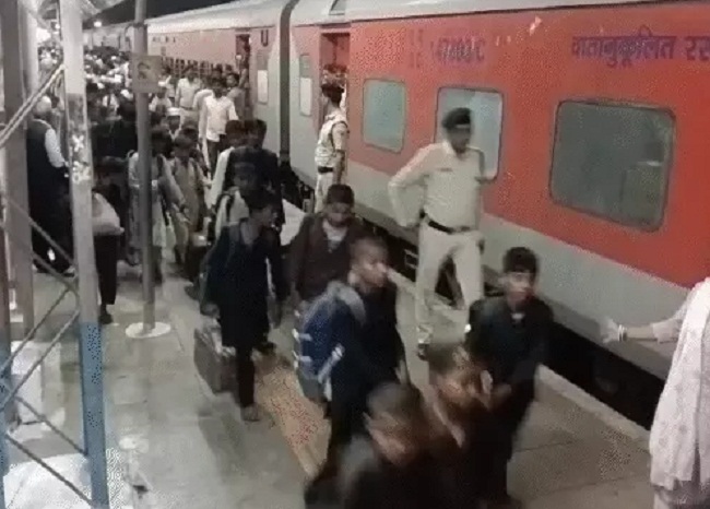 कटनी स्टेशन पर 167 बच्चों को ट्रेन से उतारा, मानव तस्करी की आशंका में जांच तेज