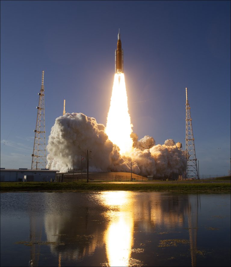 नासा का ऐतिहासिक कदम: 50 साल बाद चंद्रमा के लिए मानवयुक्त मिशन आर्टेमिस II लॉन्च