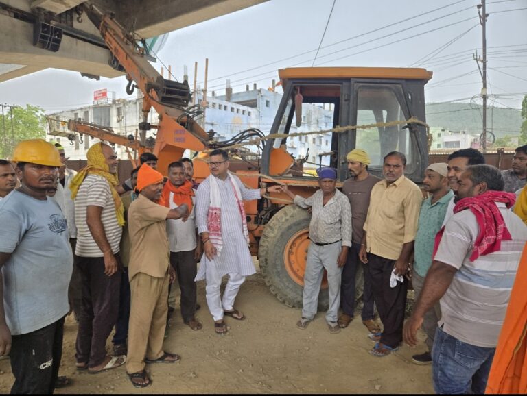 जमशेदपुर NH-33 एलिवेटेड कॉरिडोर बना मुसीबत, धूल से त्रस्त लोगों का प्रदर्शन