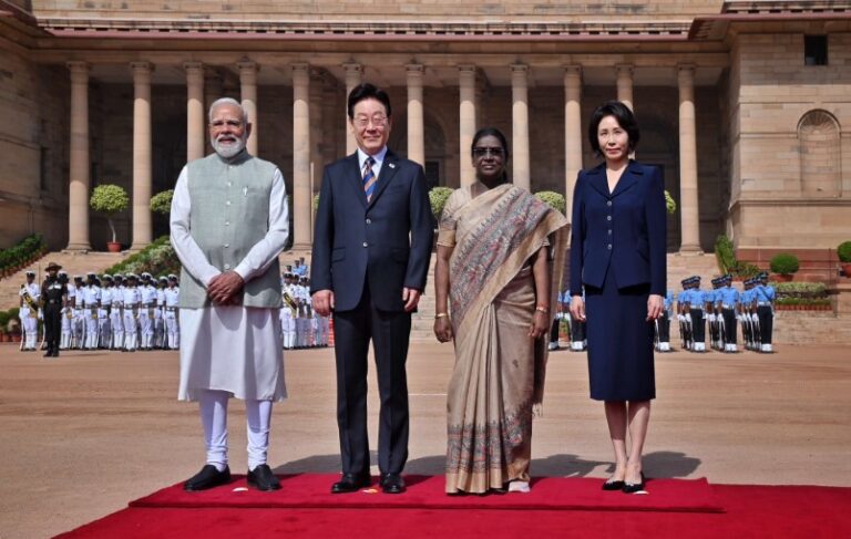 दक्षिण कोरिया के राष्ट्रपति ली जे-म्युंग का भव्य स्वागत, राजघाट पर महात्मा गांधी को दी श्रद्धांजलि