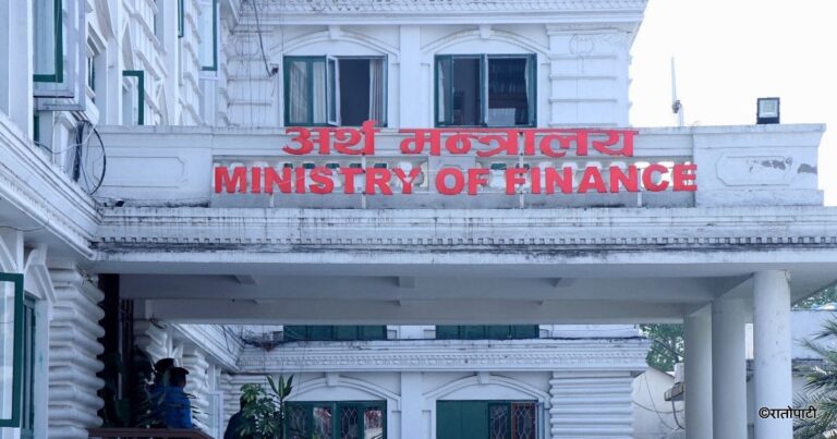 ईंधन संकट के बीच नेपाल सरकार का बड़ा फैसला, कर्मचारियों के पेट्रोल-डीजल कोटा में कटौती