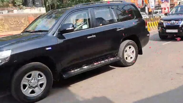 वाराणसी में पीएम मोदी का मेगा रोड शो: शंखध्वनि और पुष्पवर्षा के बीच भव्य स्वागत, 14 किमी तक उमड़ा जनसैलाब