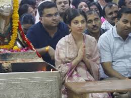 Sara Arjun पहुंचीं Mahakaleshwar Temple, मां के जन्मदिन पर लिया आशीर्वाद