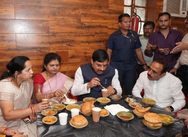 वाराणसी में सीएम मोहन यादव ने लिया बनारसी स्वाद का आनंद, कचौड़ी-जलेबी के हुए कायल