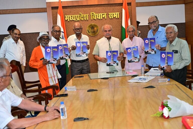 मप्र विधानसभा अध्यक्ष तोमर ने वरिष्ठ पत्रकार कल्याण संघ की स्मारिका का किया विमोचन