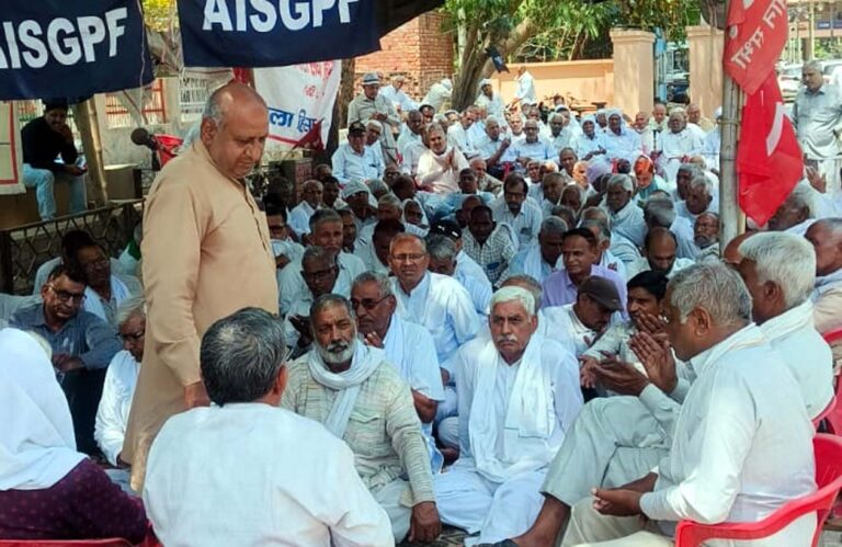 रिटायर्ड कर्मचारियों का जोरदार प्रदर्शन, पेंशन व कर्मचारी विरोधी नीतियों के खिलाफ उठाई आवाज