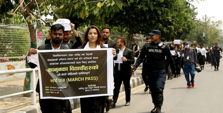 नेपाल में छात्र संगठनों पर बैन के खिलाफ काठमांडू में जोरदार प्रदर्शन, सरकार के फैसले पर उठे सवाल