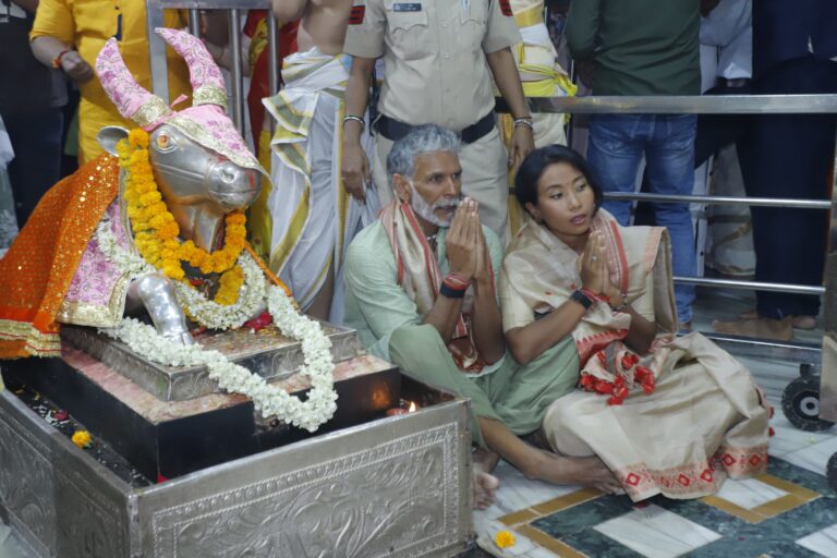 Milind Soman ने Mahakaleshwar Temple में किए महाकाल दर्शन, भस्म आरती में हुए शामिल