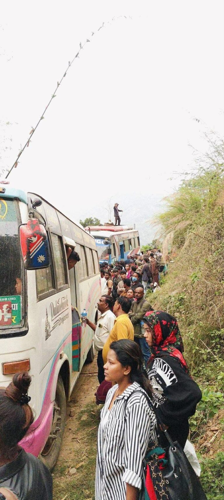 नेपाल का बीपी राजमार्ग बंद, सैकड़ों भारतीय यात्रियों को वैकल्पिक मार्ग से काठमांडू भेजा जा रहा