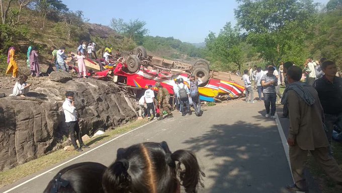 उधमपुर बस हादसा: पहाड़ी से गिरी यात्री बस, 15 की मौत, 20 घायल