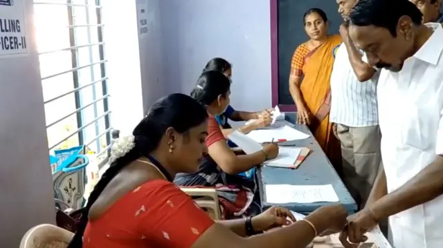 तमिलनाडु चुनाव 2026: 2 घंटे में 17.69% मतदान, तिरुप्पूर सबसे आगे