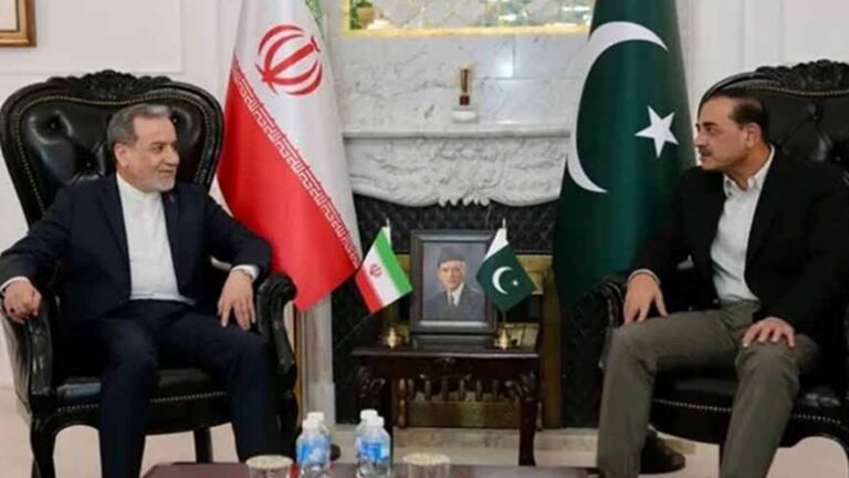 पाकिस्तान में मुनीर से मुलाकात के बाद रूस रवाना हुए अराघची, पुतिन से करेंगे अहम बातचीत