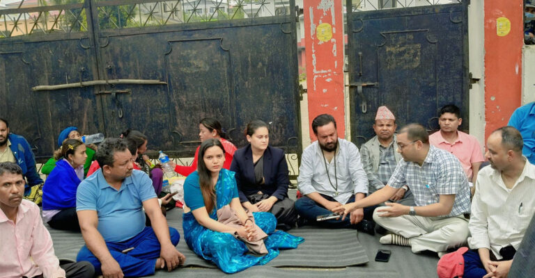नेपाल में सत्तारूढ़ दल के 5 सांसद धरने पर बैठे, पुलिस हिरासत में युवक की मौत पर न्याय की मांग