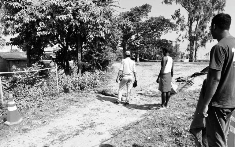 भागलपुर: नवगछिया में एनएच-31 किनारे खून से लथपथ शव मिलने से सनसनी, पुलिस जांच में जुटी