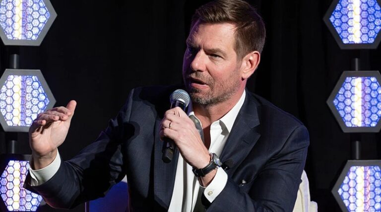 यौन उत्पीड़न आरोपों के बाद Eric Swalwell का इस्तीफा, अमेरिकी राजनीति में भूचाल