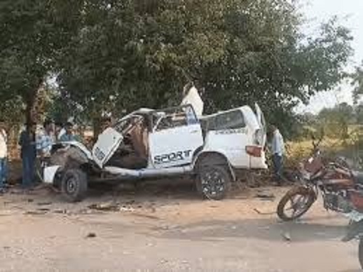 नर्मदापुरम-पिपरिया स्टेट हाईवे पर भीषण हादसा: टवेरा-ट्रैक्टर टक्कर में 5 की मौत, कई घायल