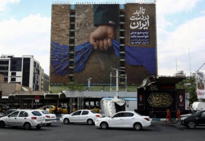 होर्मुज जलडमरूमध्य पर फिर बढ़ा तनाव, ईरान ने अमेरिका को दी सख्त चेतावनी