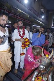 उज्जैन महाकाल दरबार में अक्षय-टाइगर की भक्ति, नंदी के कान में मांगी मनोकामना