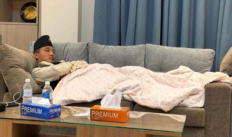 नेपाल के गृहमंत्री सुदन गुरूंग की सोफे पर सोते हुए तस्वीर वायरल, सोशल मीडिया पर चर्चा