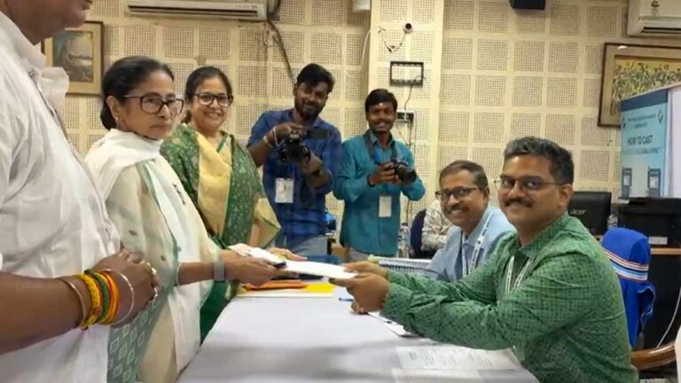 भवानीपुर सीट से ममता बनर्जी ने भरा नामांकन, समर्थकों के साथ शक्ति प्रदर्शन
