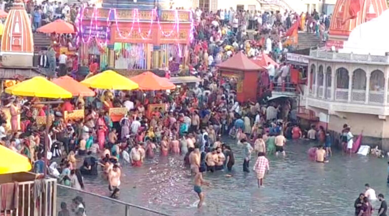 बैसाखी पर हरिद्वार में आस्था का सैलाब, गंगा घाटों पर उमड़ी श्रद्धालुओं की भारी भीड़