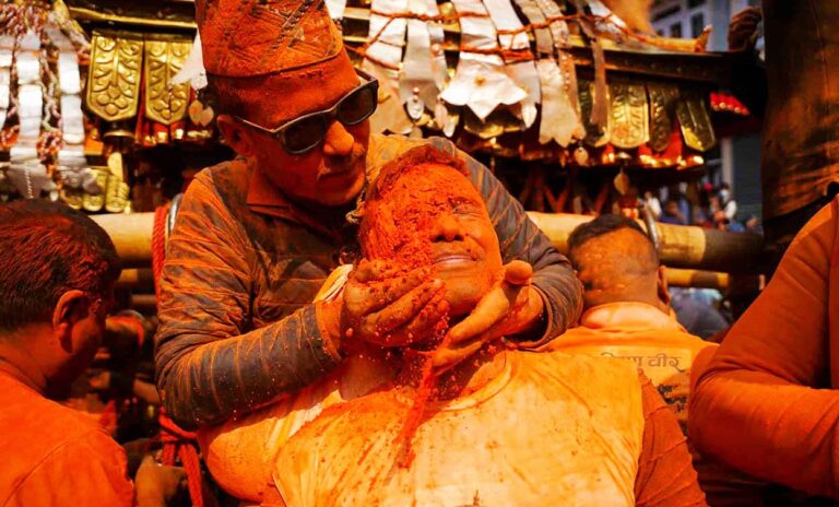 भक्तपुर में धूमधाम से मनाई गई सिंदूर जात्रा, नेवार समुदाय रंगों में सराबोर