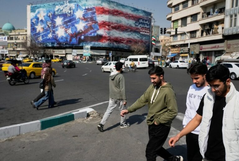 Donald Trump की धमकी से सहमा ईरान, युवाओं से बिजली संयंत्रों के चारों ओर मानव शृंखला बनाने की अपील