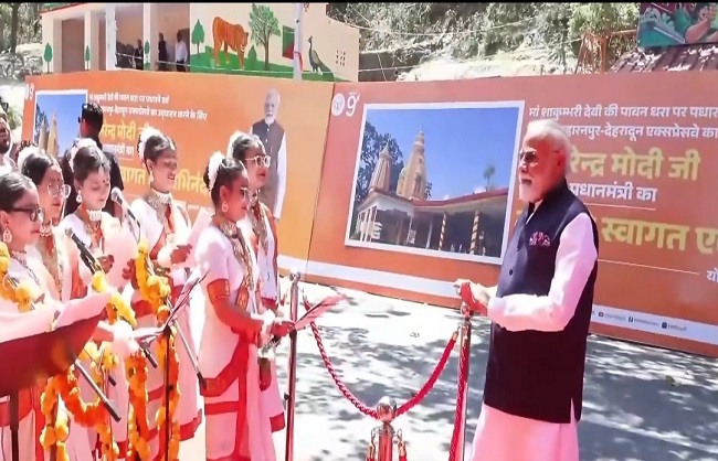 देहरादून में पीएम मोदी का भव्य रोड शो, फूलों की बारिश और ‘मोदी-मोदी’ नारों से गूंजी शिवालिक पहाड़ियां