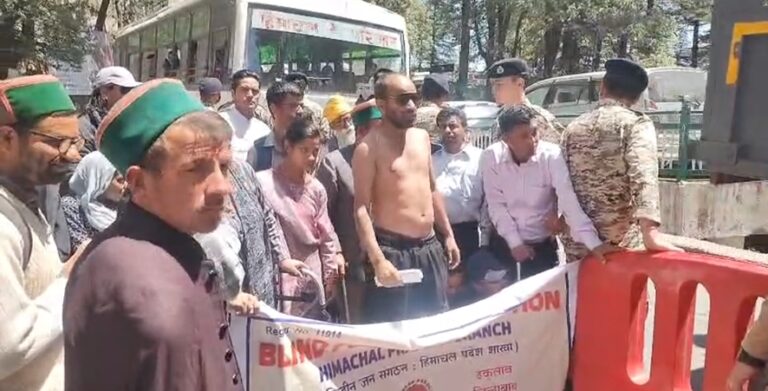 शिमला में दृष्टिहीन संघ का उग्र प्रदर्शन, सचिवालय के बाहर धरना और चक्का जाम से यातायात प्रभावित