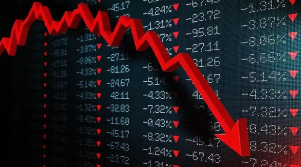 शेयर बाजार में शुरुआती गिरावट: सेंसेक्स 1300 अंक लुढ़का, निफ्टी 23,650 के नीचे