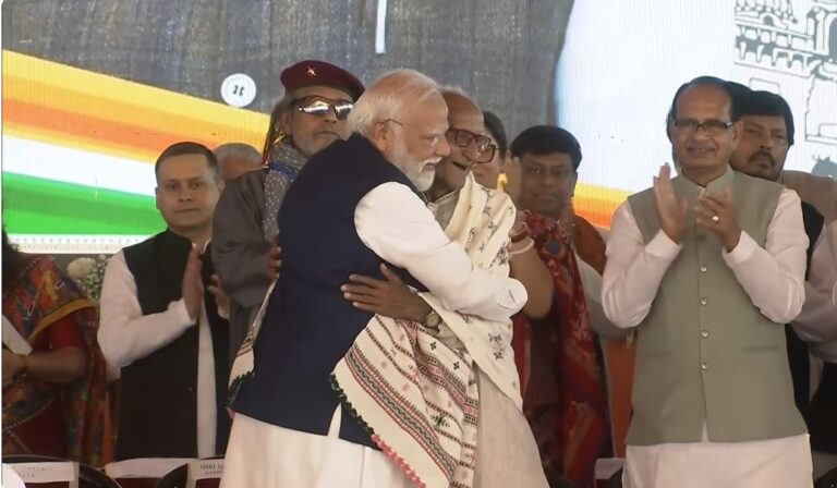 बंगाल शपथ समारोह में पीएम मोदी ने लिया वरिष्ठ भाजपा कार्यकर्ता माखनलाल सरकार का आशीर्वाद