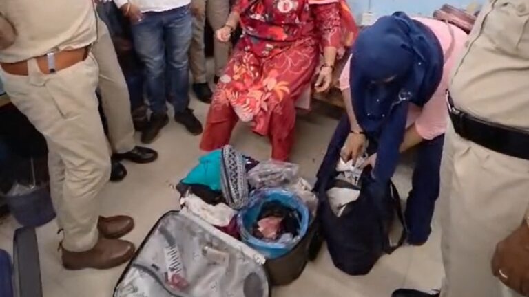 बिलासपुर रेलवे स्टेशन पर मां-बेटी गिरफ्तार, सूटकेस में संदिग्ध मांस मिलने से हड़कंप