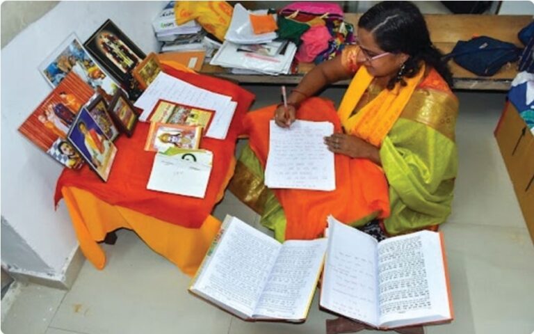 वडोदरा की शिक्षिका ने हाथ से लिखी 2000 पन्नों की हिंदी रामायण