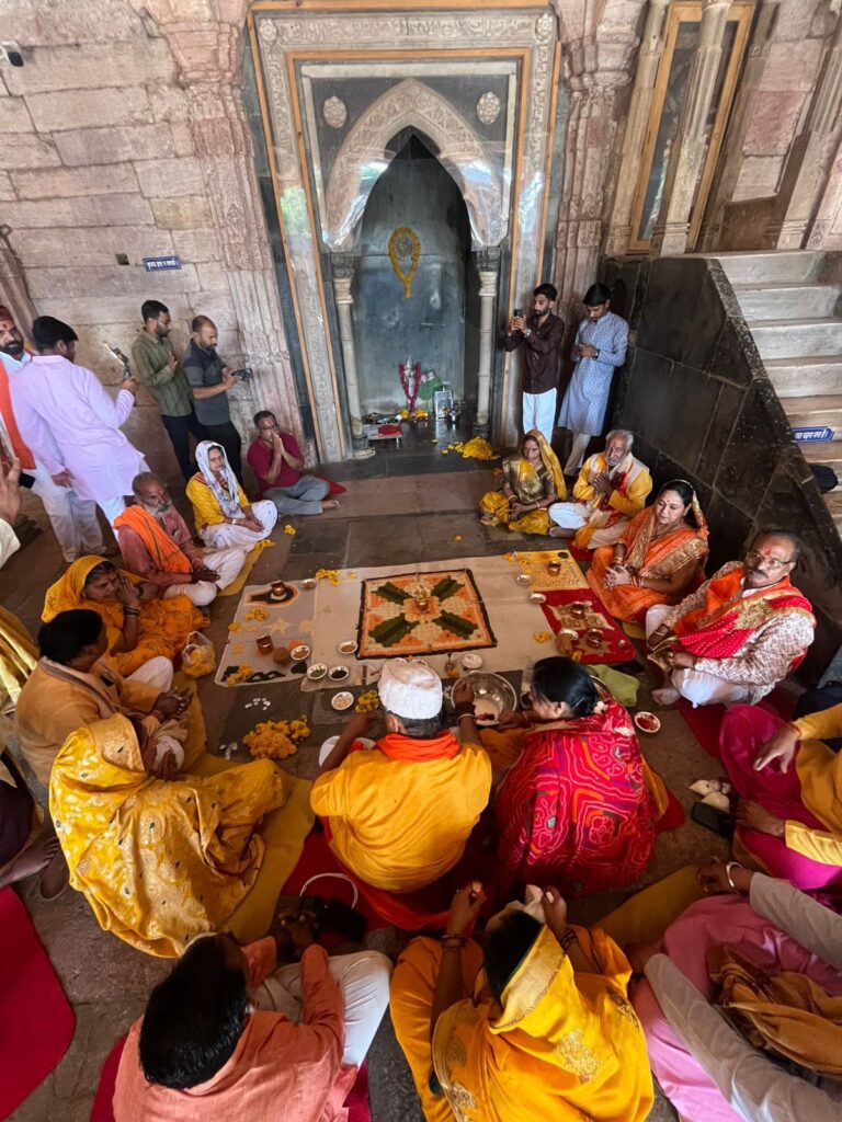 धार भोजशाला में माता की प्रतिमा गर्भगृह में विराजमान, आज 12 बजे होगी भव्य महाआरती