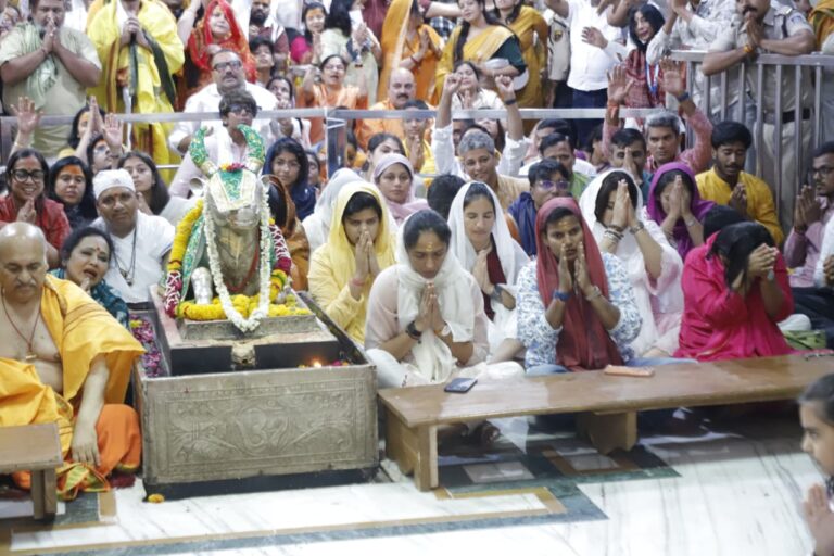 भारतीय महिला क्रिकेट टीम ने किए बाबा महाकाल के दर्शन, भस्म आरती में लिया आशीर्वाद