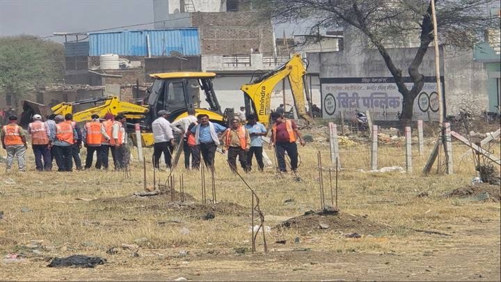 इंदौर में प्रशासन की बड़ी कार्रवाई: सिरपुर में 40 करोड़ की सरकारी जमीन अतिक्रमण से मुक्त