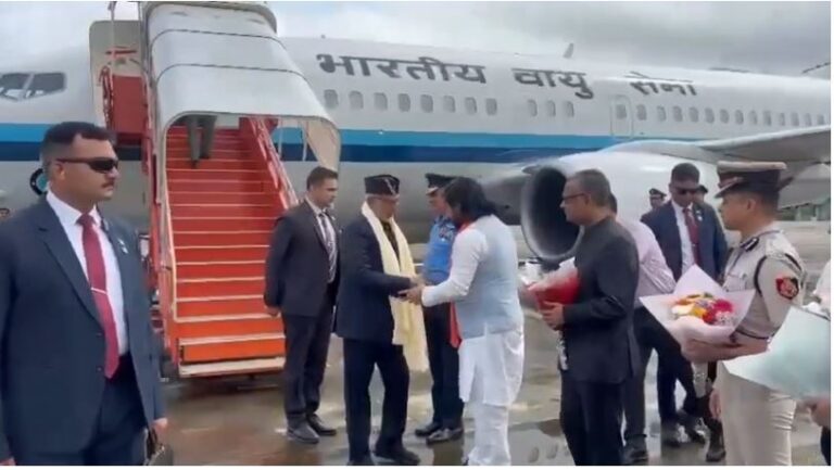 खराब मौसम के कारण सड़क मार्ग से सिक्किम रवाना हुए उपराष्ट्रपति सीपी राधाकृष्णन, बागडोगरा में हुआ स्वागत